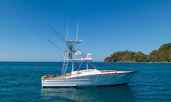 Maverick Yachts Costa Rica 36 Walkaround 2024 Maverick Yachts Costa Rica 36 Walkaround on blue ocean, clear sky background.