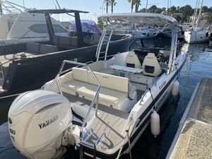 Quarken 27 T-Top 2023 Quarken 27 T-Top boat docked with Yamaha engine, marina background.