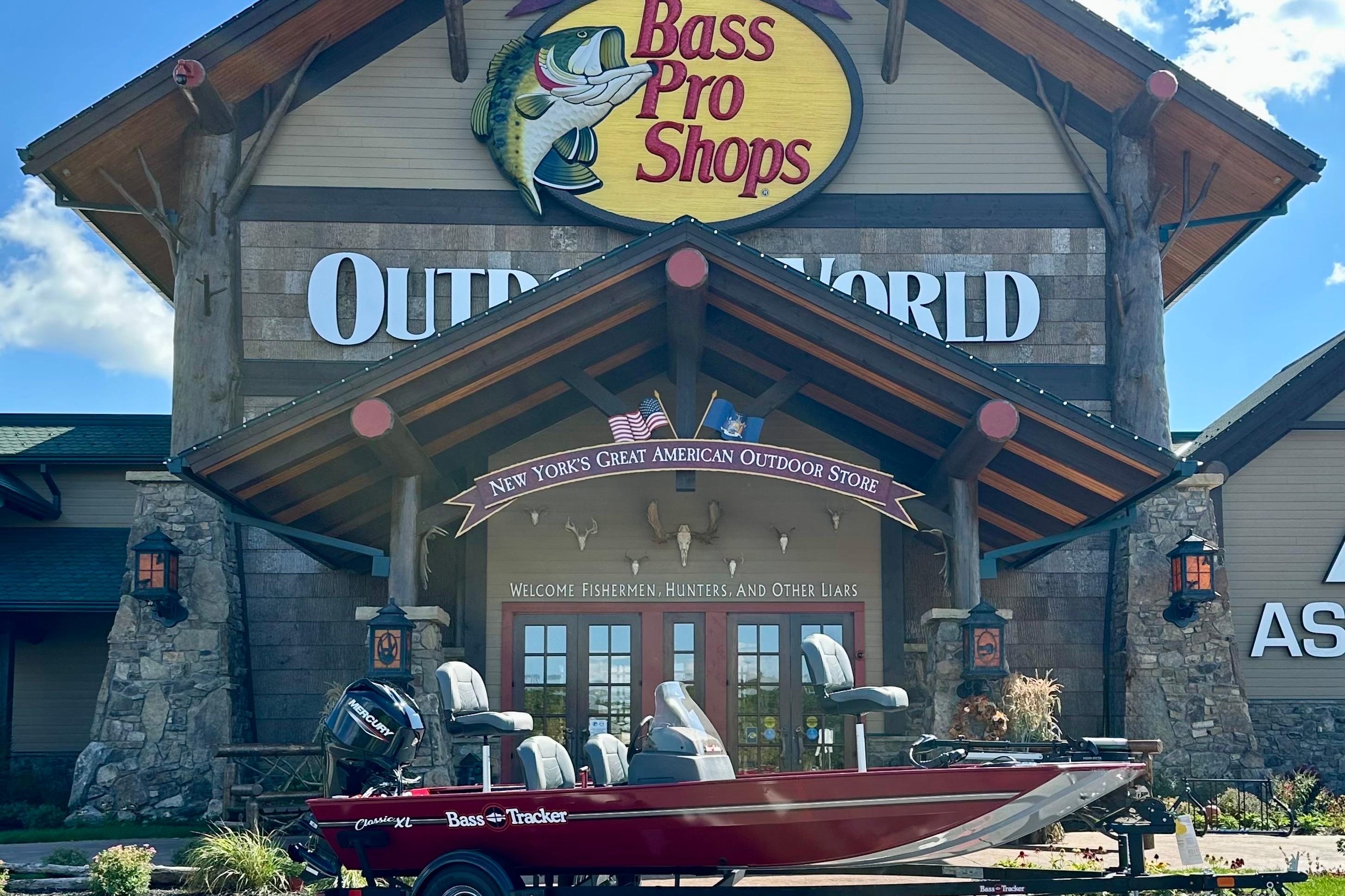 Tracker Bass Tracker Classic XL 2026 Tracker Bass Tracker Classic XL boat outside Bass Pro Shops store.