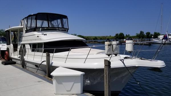 Carver 445 Aft Cabin Motor Yacht 1998 Carver 445 Aft Cabin Motor Yacht docked at marina.