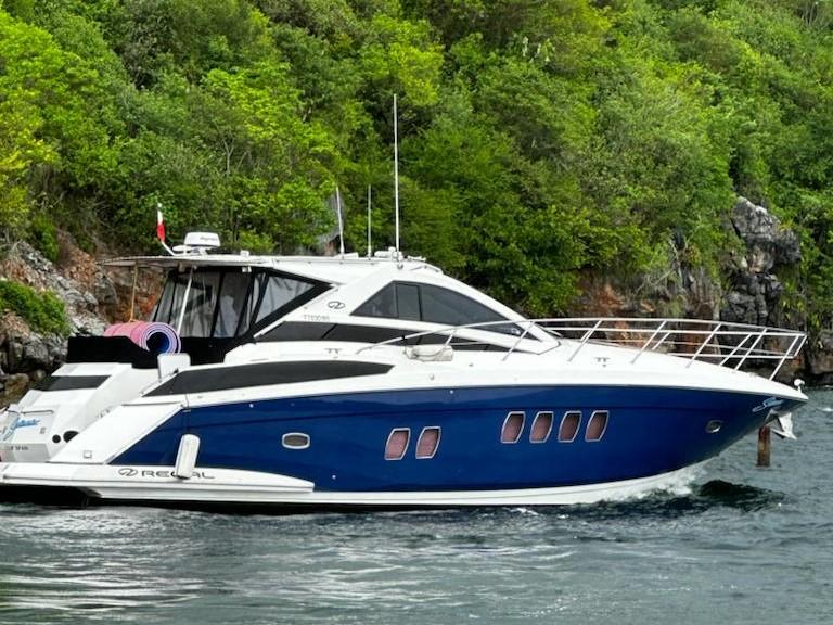 Regal 5260 Regal 2009 Regal 5260 yacht on water near lush green shoreline.
