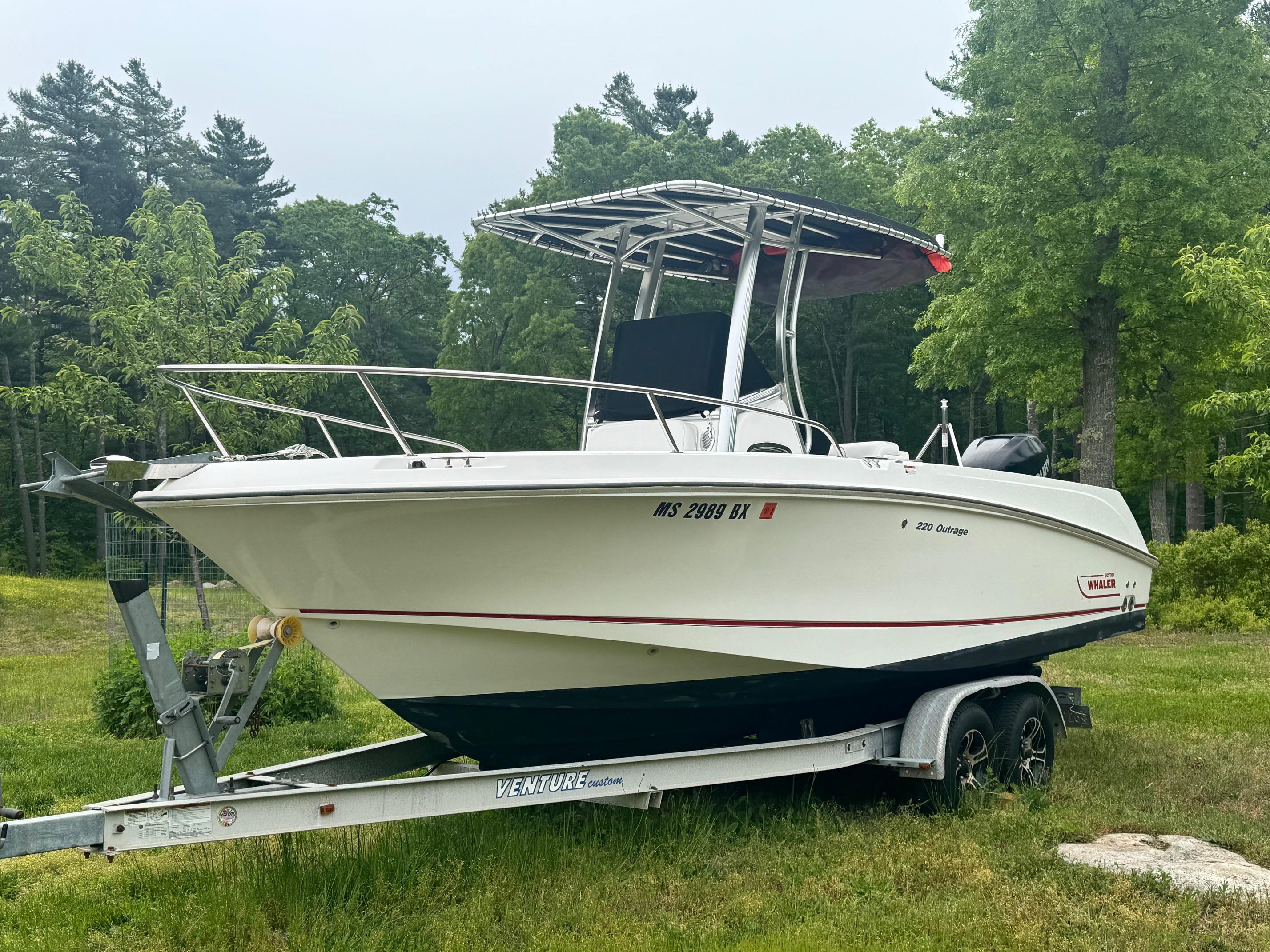 2010 Boston Whaler 220 Outrage