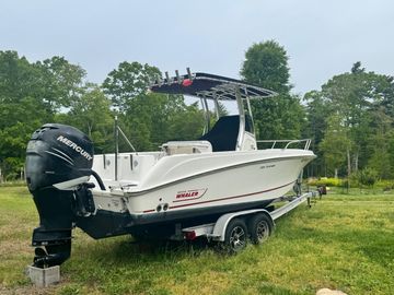 2010 Boston Whaler 220 Outrage