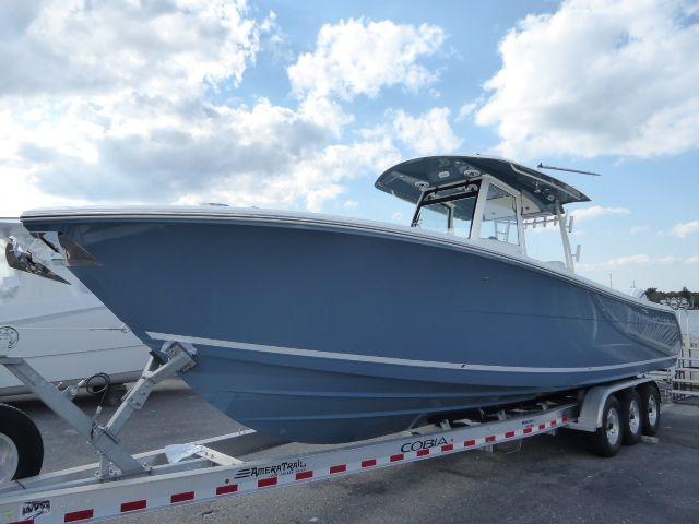 2025 Cobia 320 CC