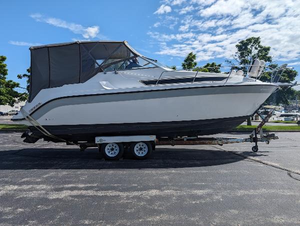 1990 Carver 2557 Montego