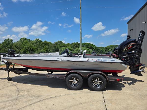 Skeeter ZXR 20 2025 Skeeter ZXR 20 boat on trailer, parked outdoors under a clear blue sky.