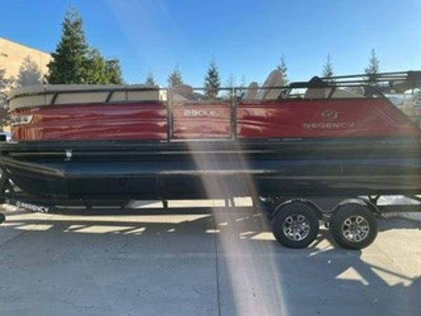Regency 230 LE3 Sport 2024 Regency 230 LE3 Sport pontoon boat on a trailer.