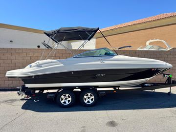 2005 Sea Ray 220 Sundeck