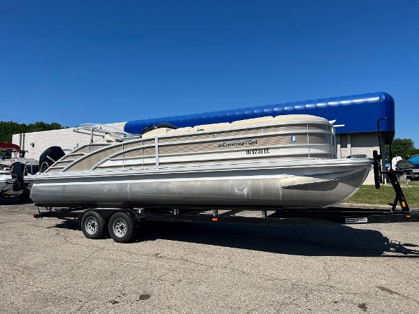 Bennington R 25 RSB 2020 Bennington R 25 RSB pontoon boat on a trailer.