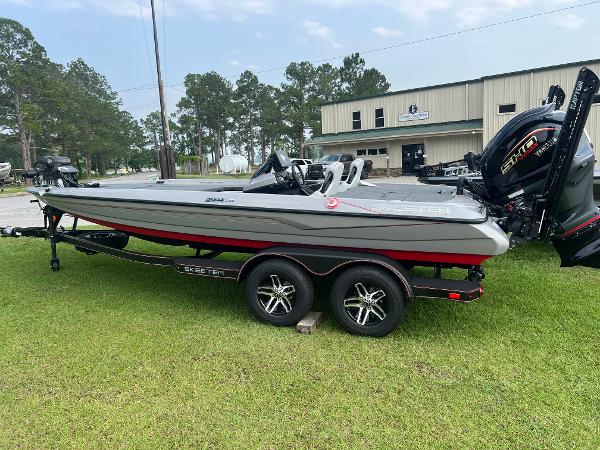 Skeeter ZXR 20 2025 Skeeter ZXR 20 boat on trailer, parked on grass near a building.