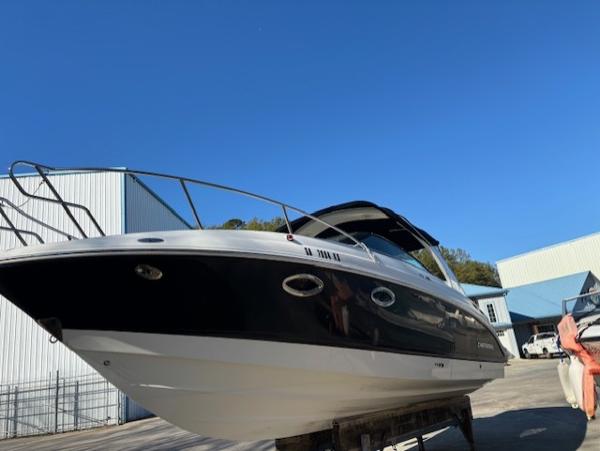 Chaparral 275 SSi 2008 Chaparral 275 SSi boat on display under clear blue sky.