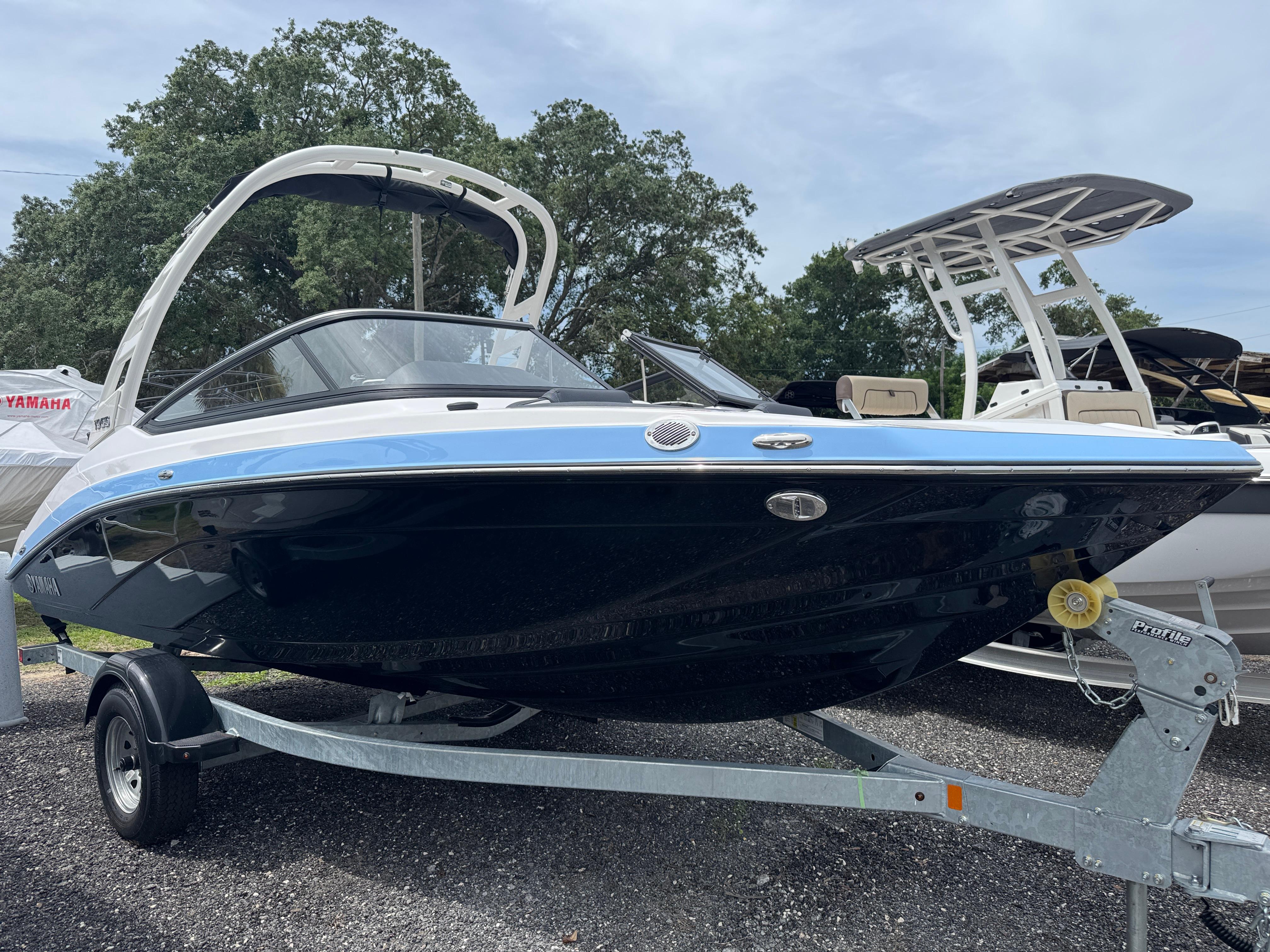 Yamaha Boats 195S 2025 Yamaha Boats 195S on trailer, sleek design, blue and white color scheme, outdoor display.