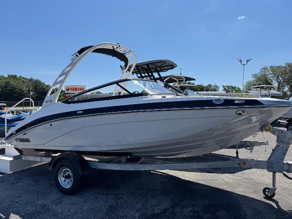 Yamaha Boats 195S 2025 Yamaha Boats 195S on trailer, sleek design, sunny day, outdoor display.