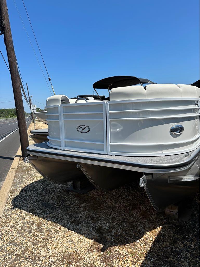 Veranda VP 25 RC 2023 Veranda VP 25 RC pontoon boat on display by the roadside.