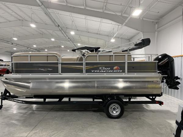 Sun Tracker Party Barge 18 DLX