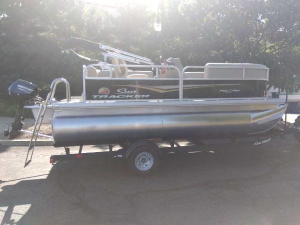 2025 Sun Tracker Party Barge 16 DLX