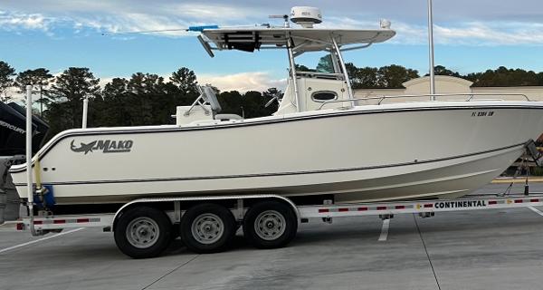 Mako 284 CC 2020 Mako 284 CC boat on trailer, parked outdoors.