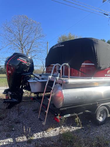 2024 Sun Tracker Party Barge 22 RF DLX
