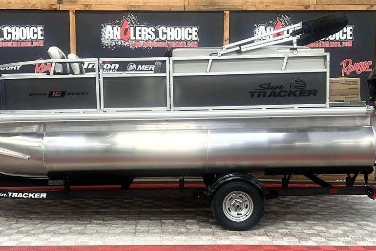 Sun Tracker Bass Buggy® 16 XL Select 2026 Sun Tracker Bass Buggy® 16 XL Select pontoon boat on display at Angler's Choice.