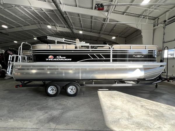 Sun Tracker Party Barge 22 DLX