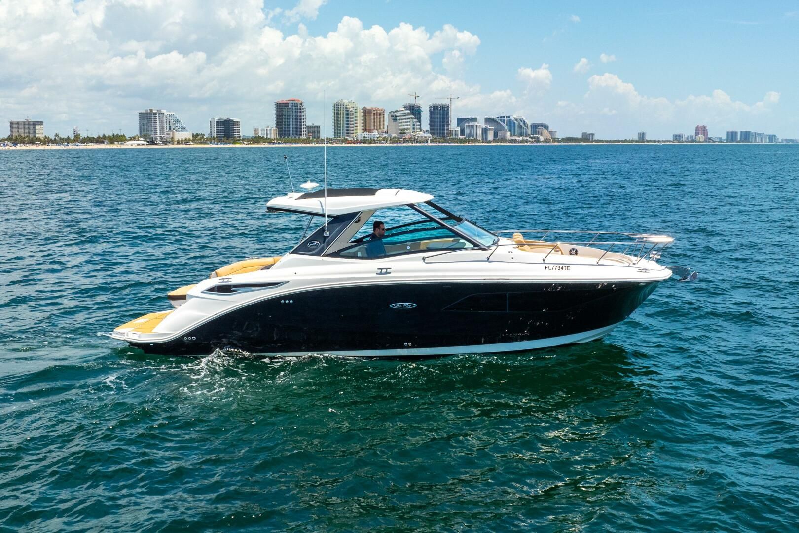 2020 Sea Ray 320 Sundancer