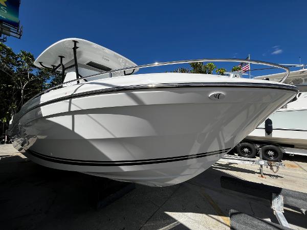Jeanneau Leader 9.0 CC 2024 Jeanneau Leader 9.0 CC boat on display under clear blue sky.