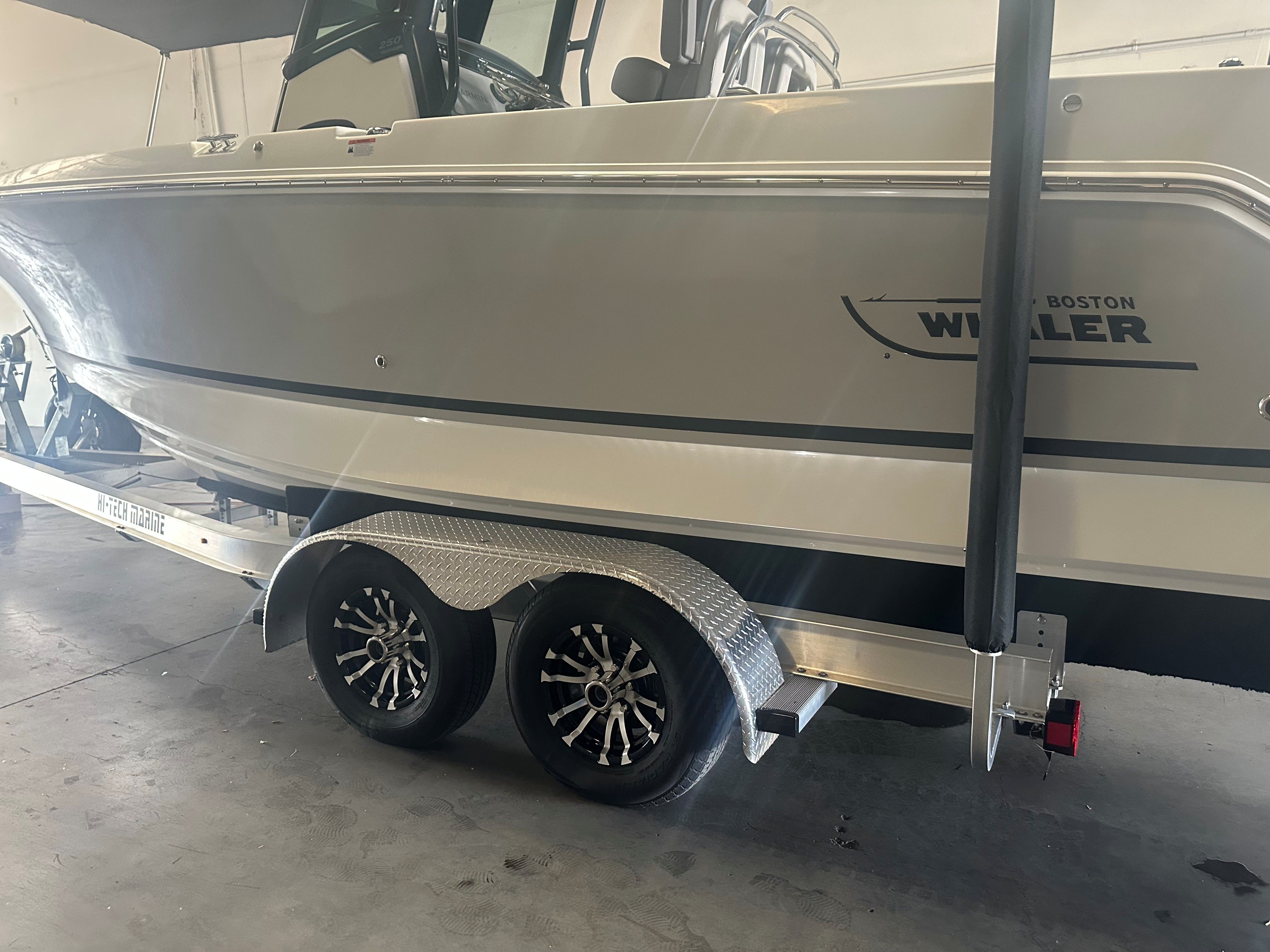 2024 Boston Whaler 250 Outrage
