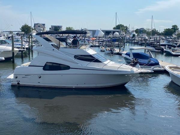 Silverton 330 Sport Bridge 2004 Silverton 330 Sport Bridge yacht docked in a marina.