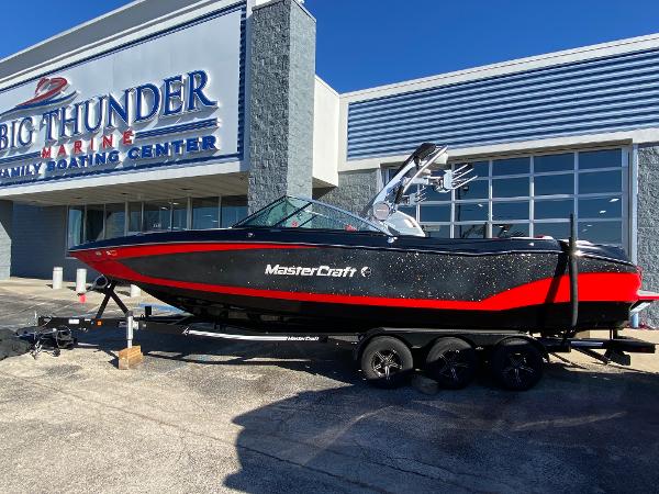 MasterCraft X26 2021 MasterCraft X26 boat at Big Thunder Marine dealership.
