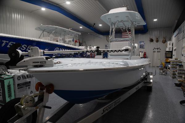 Contender 26 Bay 2024 Contender 26 Bay boat in showroom, featuring Minn Kota trolling motor.
