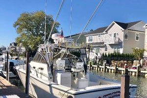 Shamrock 290 Walkaround 2002 Shamrock 290 Walkaround boat docked near waterfront homes.