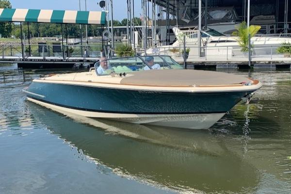 Chris-Craft Launch 28 Starboard Bow