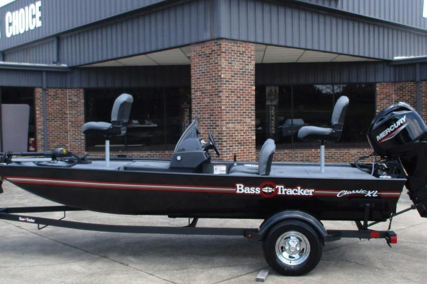 Tracker BASS TRACKER® Classic XL 2026 Tracker BASS TRACKER® Classic XL boat on trailer, parked outside a building.