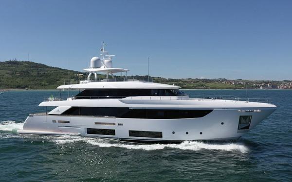 Custom Line Navetta 33