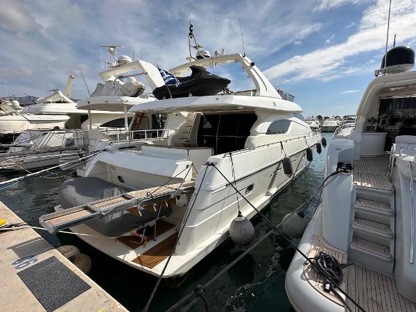 Ferretti Yachts 720