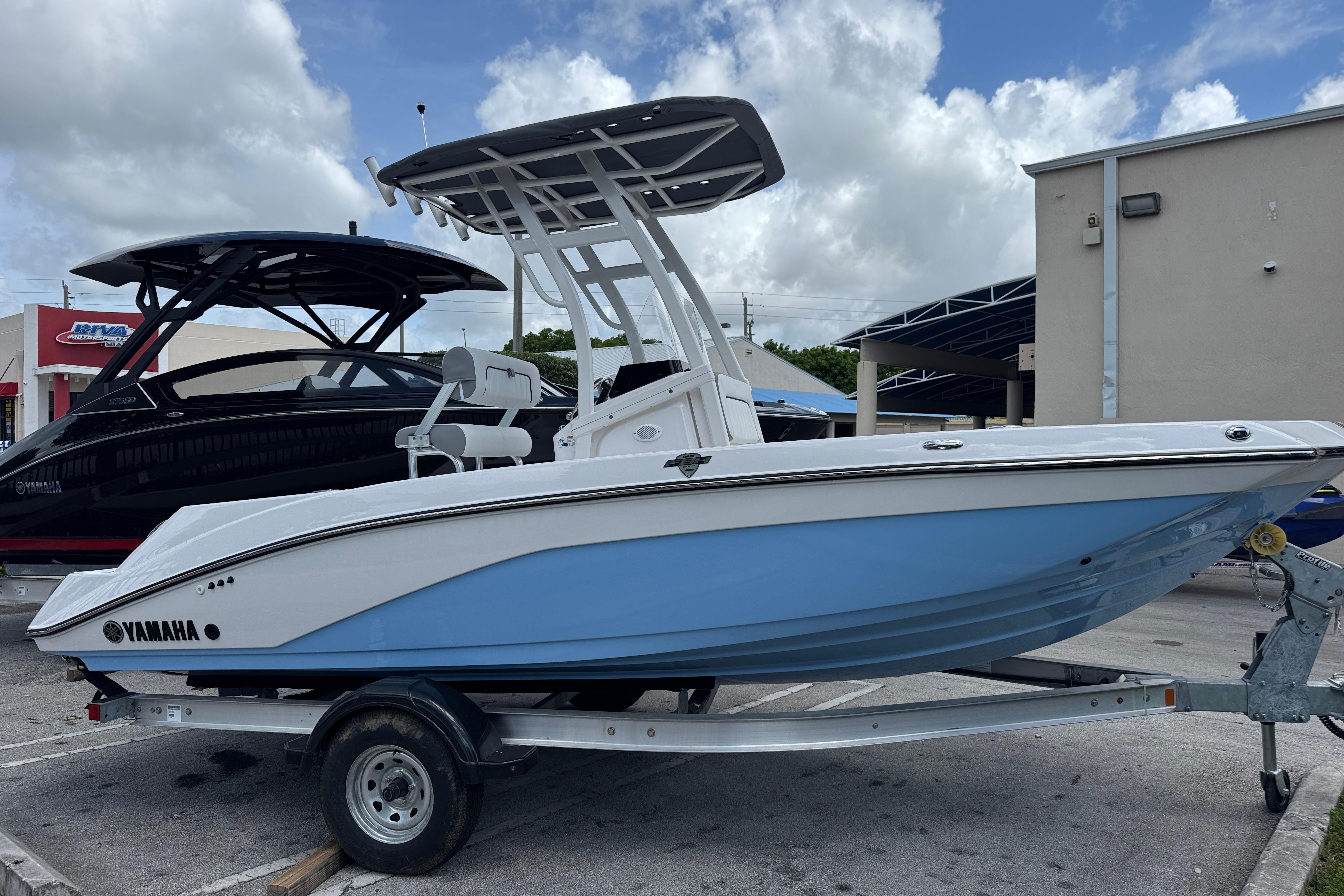 Yamaha Boats 195 FSH Sport 2025 Yamaha Boats 195 FSH Sport in blue on trailer, parked outdoors.