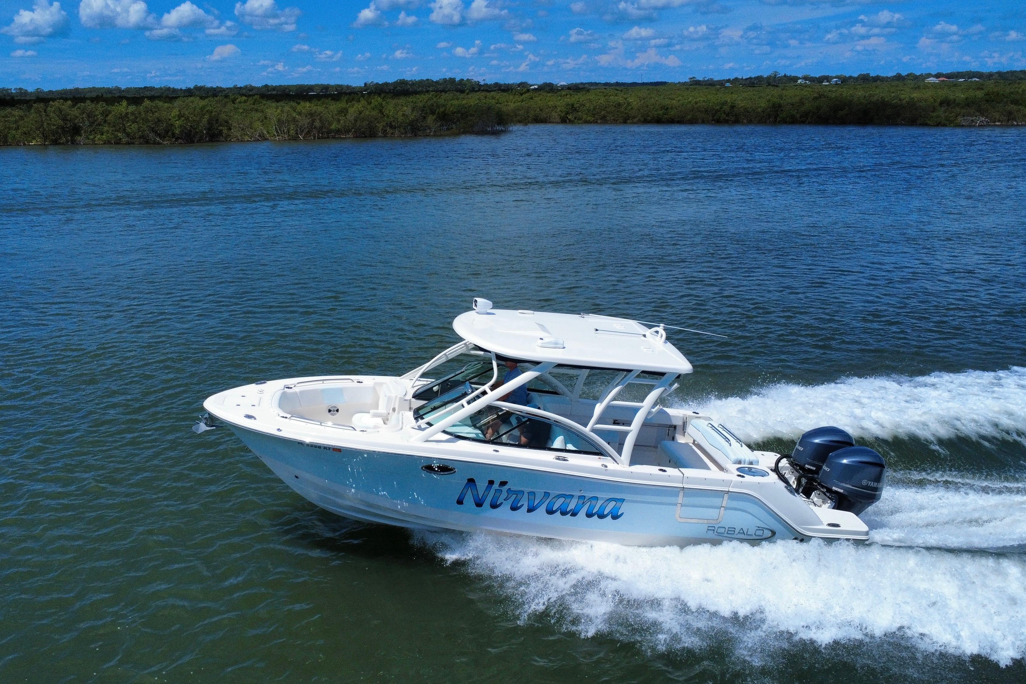 2019 Robalo R317 Dual Console