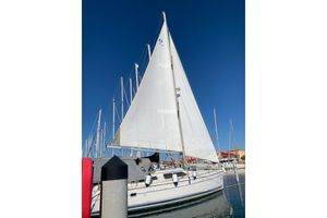 Hunter 41 DS 2006 Hunter 41 DS sailboat docked with sails raised under clear blue sky.