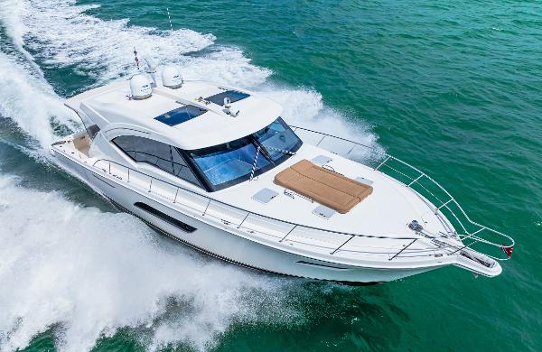 Riviera 575 SUV 2017 Riviera 575 SUV cruising on open water.