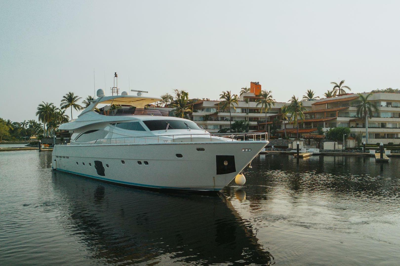 2007 Ferretti Yachts 881
