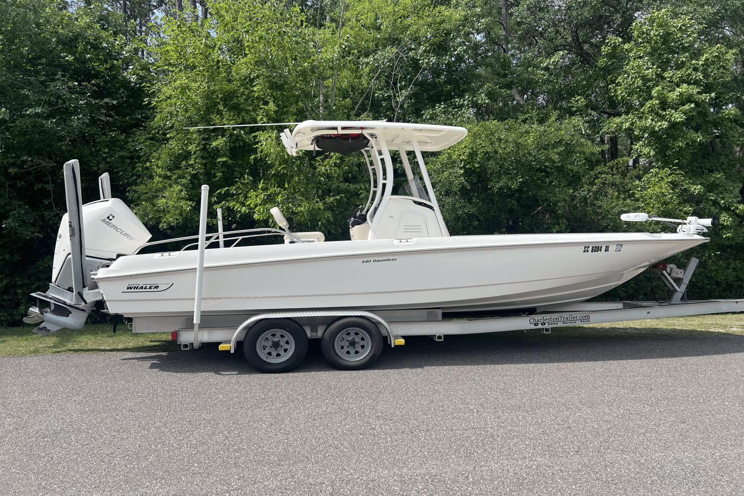 2019 Boston Whaler 240 Dauntless