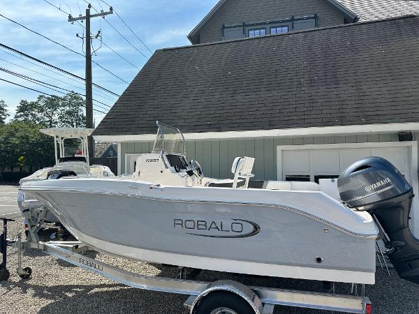 Robalo R180 Center Console