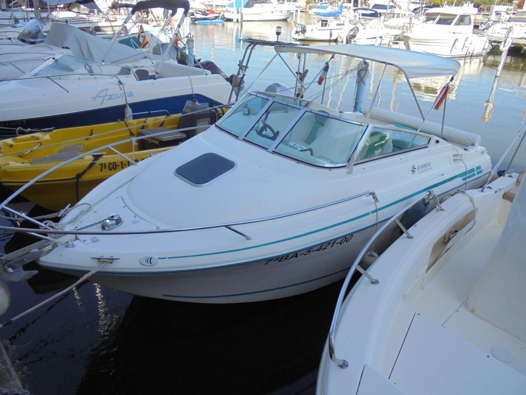 Jeanneau Leader 605 IB 2000 Jeanneau Leader 605 IB boat docked in a marina, surrounded by other vessels.