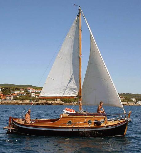 Renato Penco Gozzo Ligure cabinato a vela Vintage 1968 Gozzo Ligure sailboat with wooden cabin sailing on a sunny day.