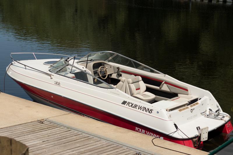 1994 Four Winns 215 Sundowner Cuddy