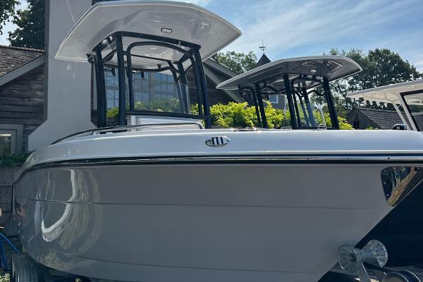 2025 Robalo R222 Explorer