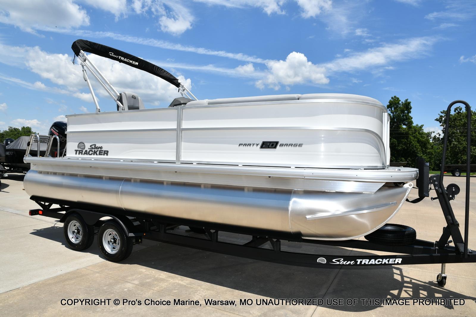 Sun Tracker Party Barge 20 DLX