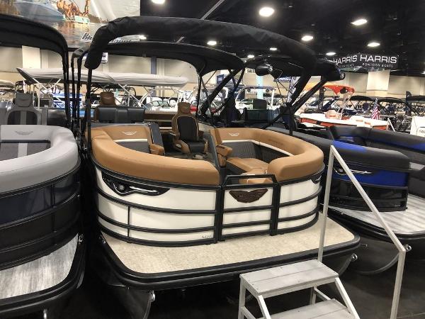 Bennington M Swingback 22 MSB 2025 Bennington M Swingback 22 MSB pontoon boat displayed at indoor boat show.