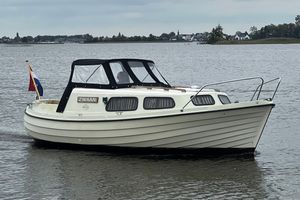 Monark Spitsgatter 700 1980 Monark Spitsgatter 700 boat on calm water, featuring a classic design and Dutch flag.
