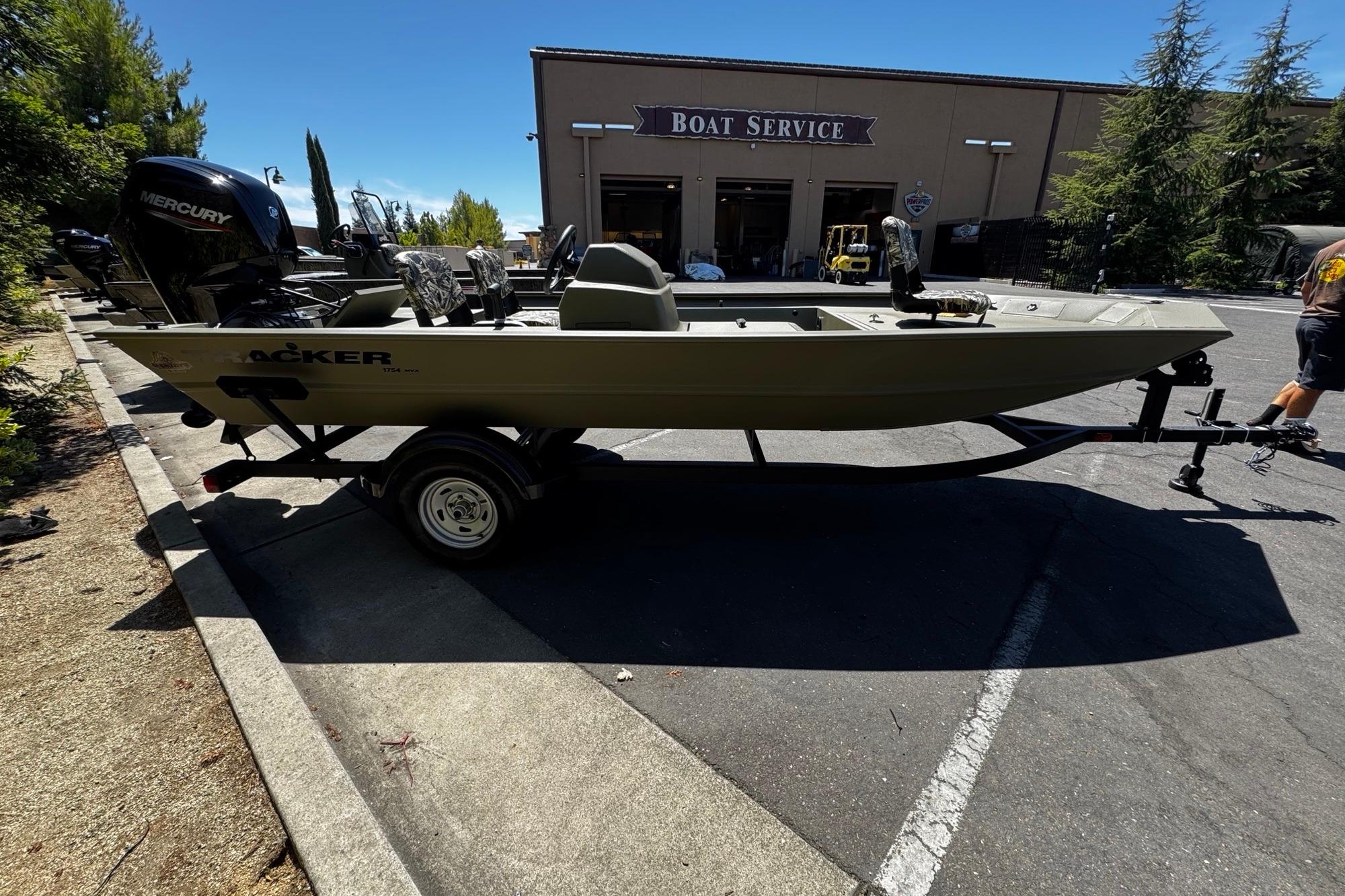 Tracker Grizzly 1754 SC 2025 Tracker Grizzly 1754 SC boat on trailer outside service center.